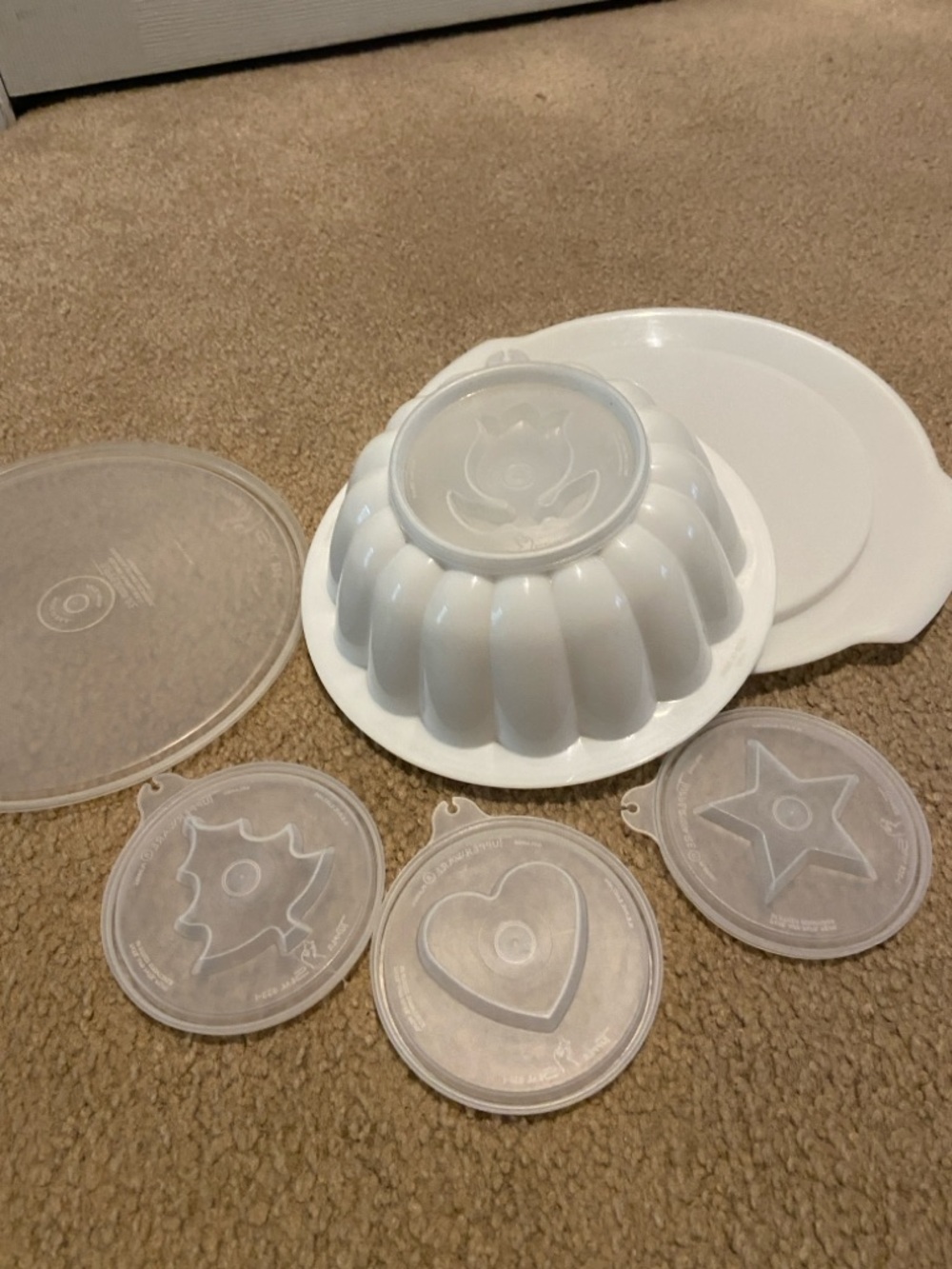 Tupperware jello mold with four design lids